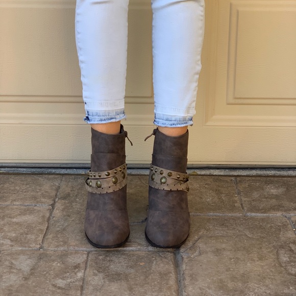 Orlanda Wrap Around Comfort Wedge Ankle Boots - Picture 3 of 8